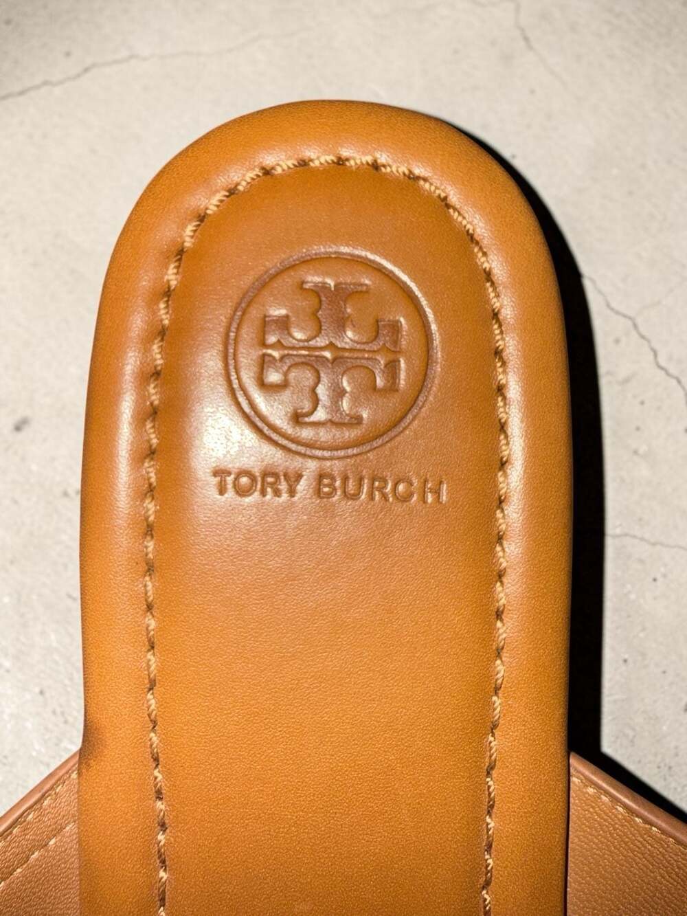 Tory Burch Marsden Flat Thong Sandal Size 10 Tan Leather Gold Ring Logo Slide - Picture 2 of 8